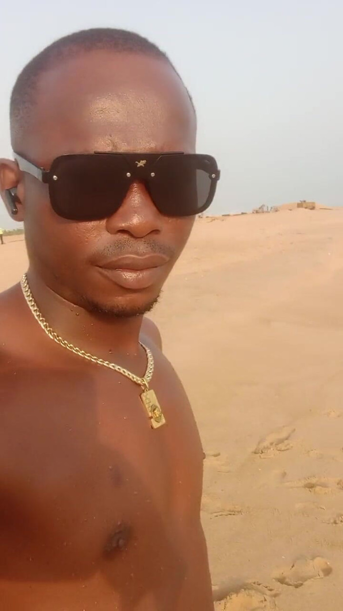 Dickass3x: Andando com meu enorme pau nas costas masturbando na praia...