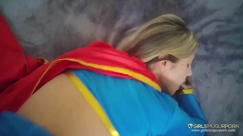 Mugur's World: Mała cycata superwomen Gina Gerson musi uratować Mugur