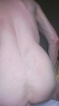 Toyboy Muss Vor Der Cam Seiner Online Herrin Das Neue Spielzeug Vorführen.