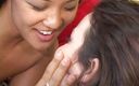 Lesbo Tube: Schattige meisjes likken elkaars gaten