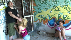 Femdom Sex: Kámoš šuká teenie venku, zatímco její kamarádka to sleduje