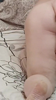 Una amiga se masturba el coño por la noche