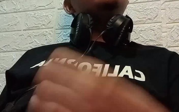 Mariojakolino: Dj masturbuje