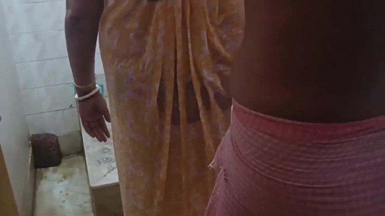 bengalihousewife: 인도 주부 누드와 벌거벗은 목욕