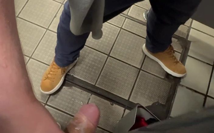 Kadu: Cruzando no banheiro público em Londres