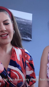 Două modele mari de picioare compară și tachinează