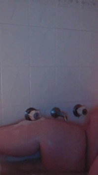 Join me in the bath! I lit some candles, made bubbles and treated myself to a long, hot orgasm! Arent I adorable?