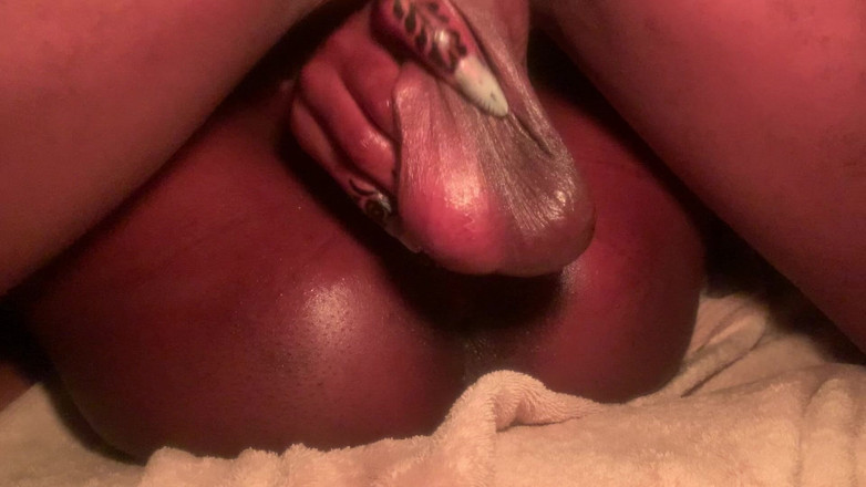 DivaHouz: 热辣的非洲女郎自慰被抓，然后被坚硬的大黑屌自拍第一人称视角性交