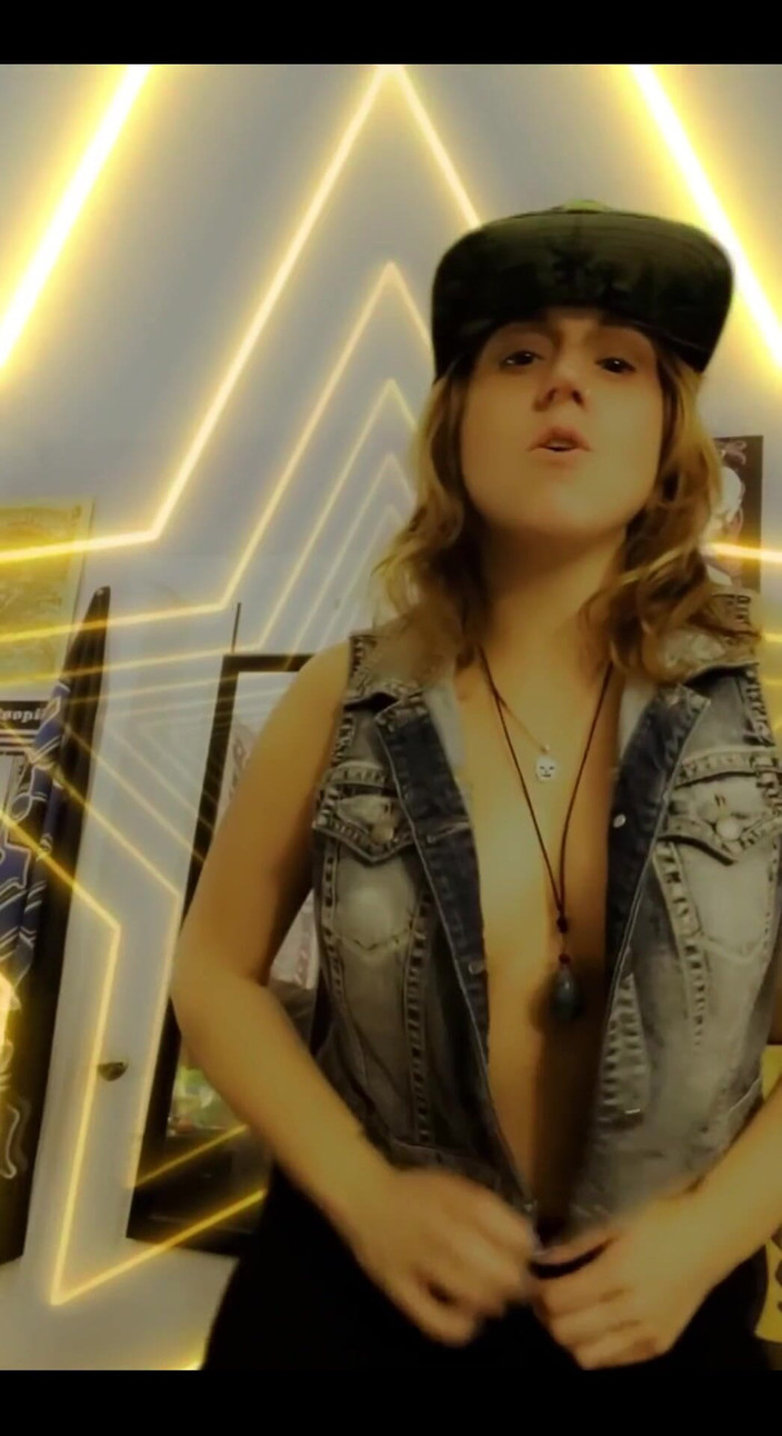 Suzy Wylde: 3704772852.mp4