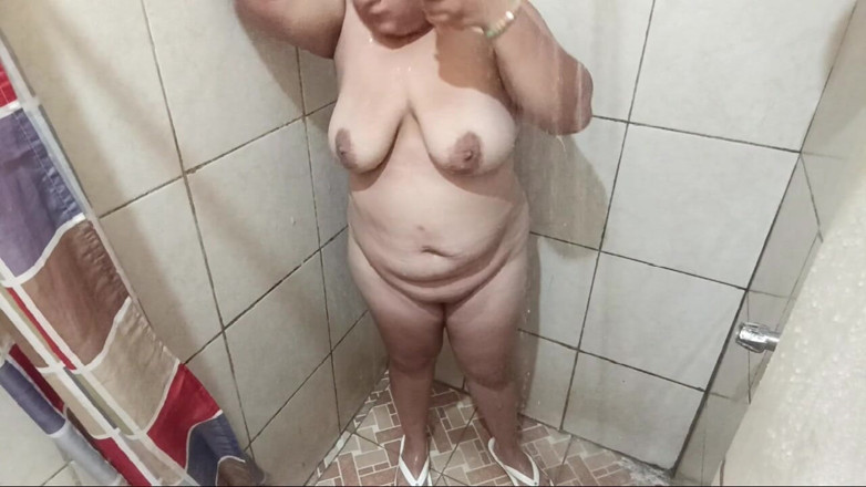 Stepmom_with_big_tits: Seksi kız motel banyosunda duş alıyor ve göğüslerine ve götüne çok...
