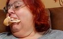 BBW nurse Vicki adventures with friends: 太った女の子を食べるファンのためにボロサンドイッチロールを食べる!