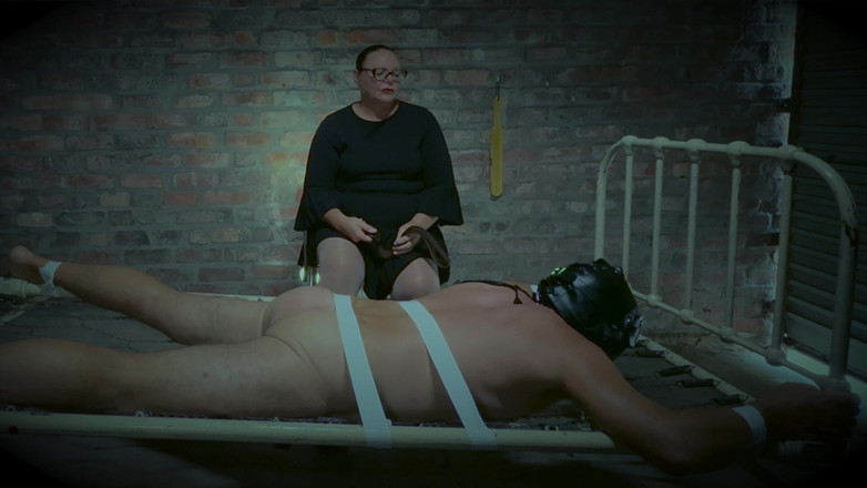 Mistress April: Cruel cama para escravo