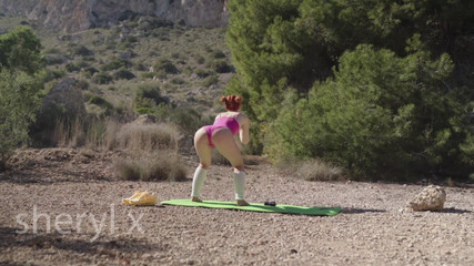 Sheryl X Sinclair: Joga na świeżym powietrzu w rajstopach w lesie