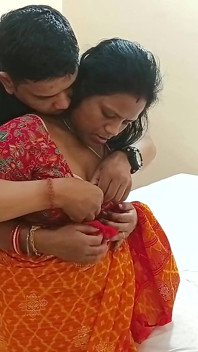 Bhabhi India yang cantik berkongkek romantis dalam saree dengan kawan jiran