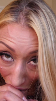 Nádherná přítelkyně Harlow Wilde si užívá ptáka, který jí chyběl
