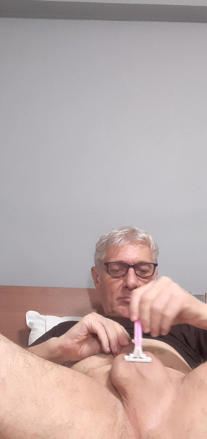 Big uncut hard cock: 면도한 괴물 자지와 거대한 거대한 공