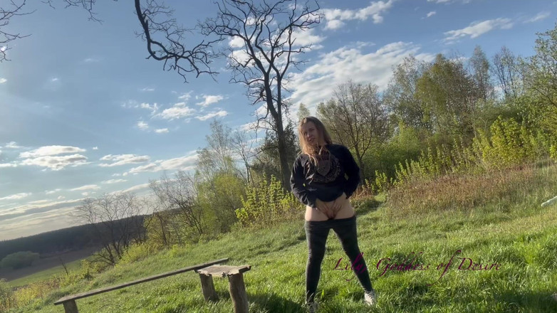 Lily, Goddess of Desire: Dziewczyna Masturbuje Się Publicznie W Górach Jak Lena Polański