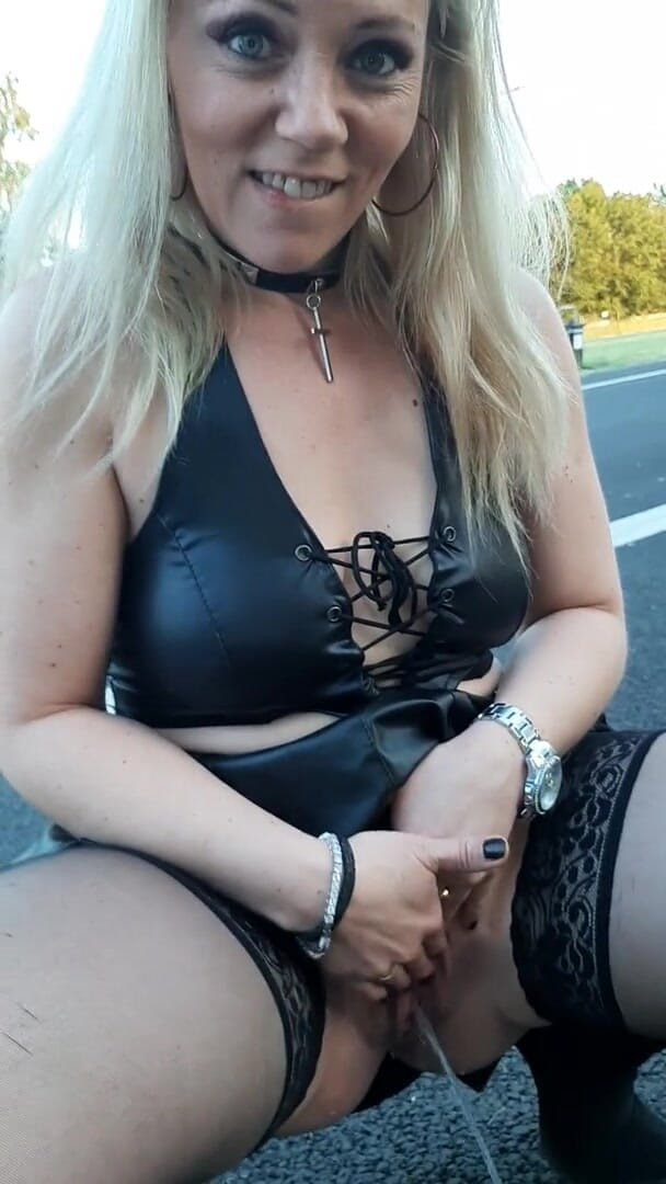 Street porn reality: İşeyen yol 07