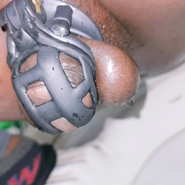 Sissy Slut Simran: Kleine penis pissende gedachte kuisheidskooi en vinger kontgat