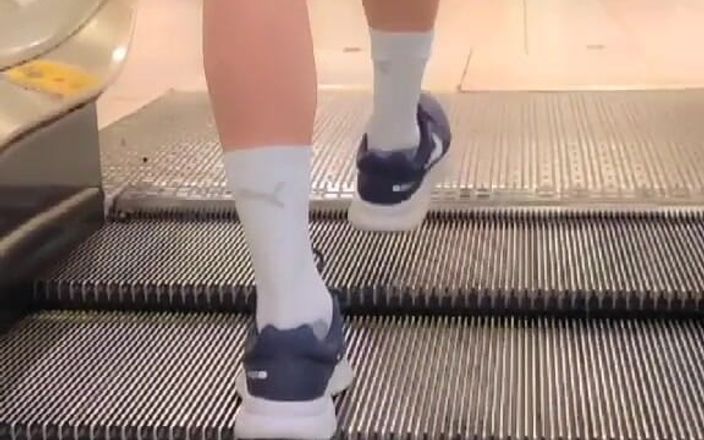 Kinkytwinkpamps: Femboy trägt yoga-shorts über einlauf in der mall