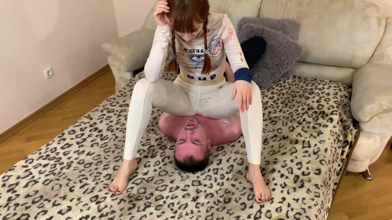 Petite Princesses Femdom: लेगिंग में चंचल पिगटेल वाली लड़की - गला घोंटने वाला नियंत्रण और मम्मीकृत गुलाम के साथ थूकना अपमान