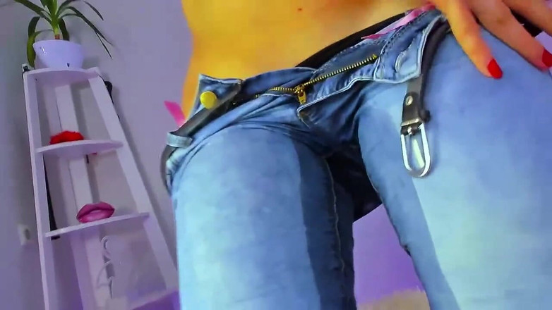 Adele Amber: 牛仔裤里尿尿