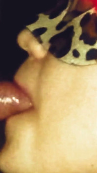 09 Dospělá maskující bláznička v Gloryhole - Leila