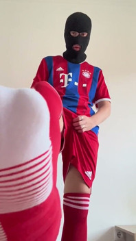 พี่ชายขี้เงี่ยนกลับบ้านจากการปฏิบัติฟุตบอล