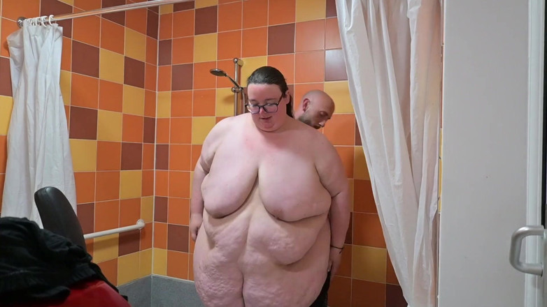SSBBW Hunter: Culona se pone en ropa de baño apretada