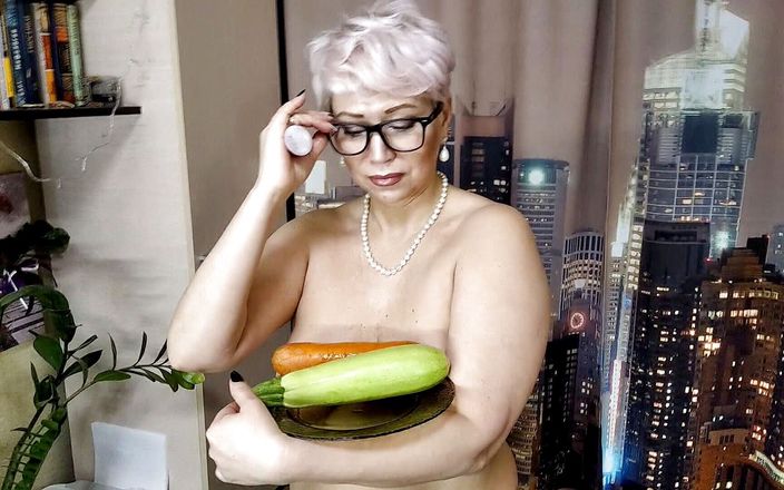 Aimee Paradise: MILF-sekretärin mit zucchini und karotten in nasser reifer fotze...
