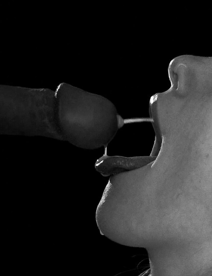 Adalina Smith: Zpomalený výstřik do pusy! Modelka polyká obrovskou nálož spermatu po...