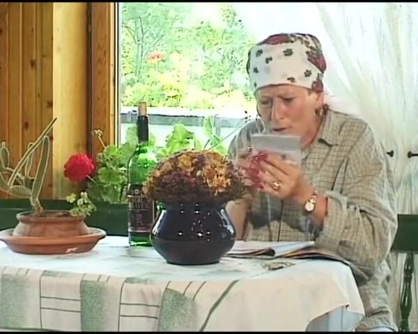 Deutsche Frauen: Збуджена німецька бабуся в груповусі на відкритому повітрі