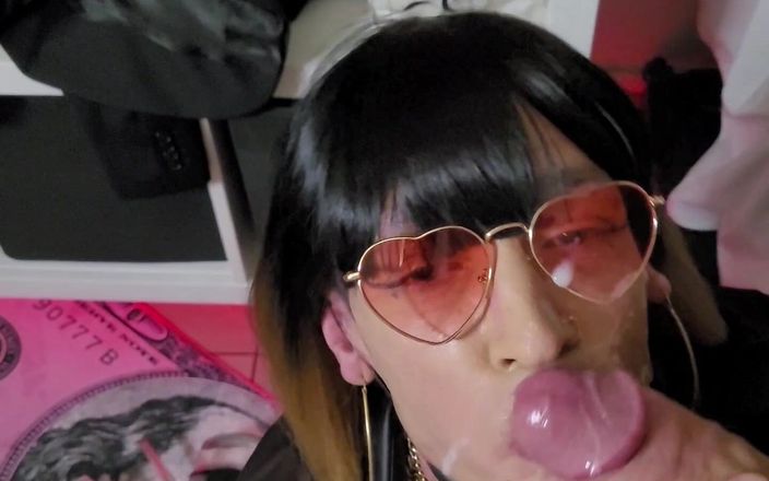 VaneSsa BiTCHx: Bos menguras sperma pria lain yang enak - crot di wajah...