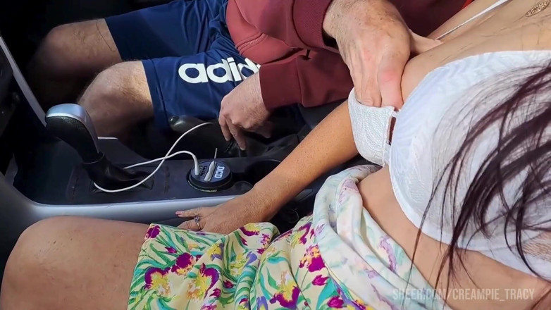 Exotic Tracy: Paroháč manžel sleduje, jak jeho žena kouří cizince na veřejnosti.