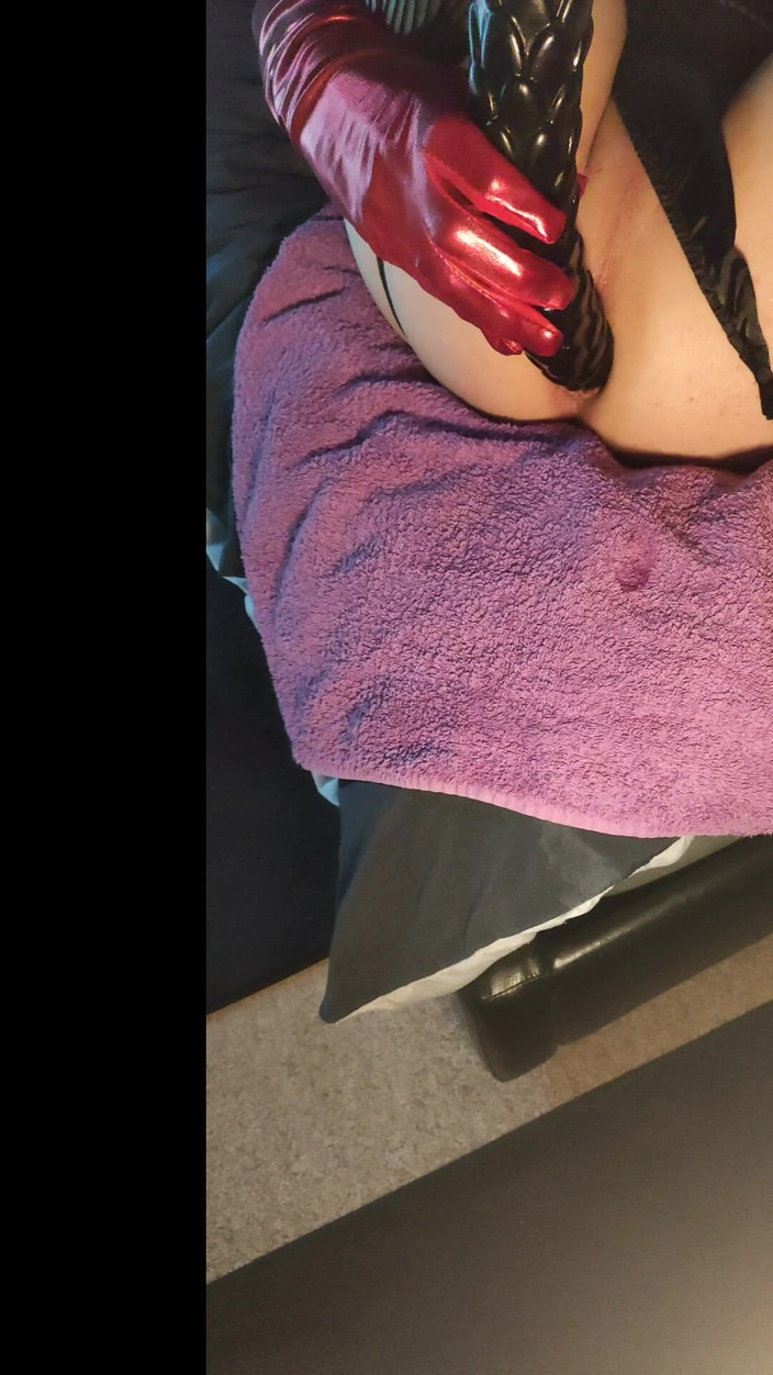 Sallyann: Monstrózní dildo