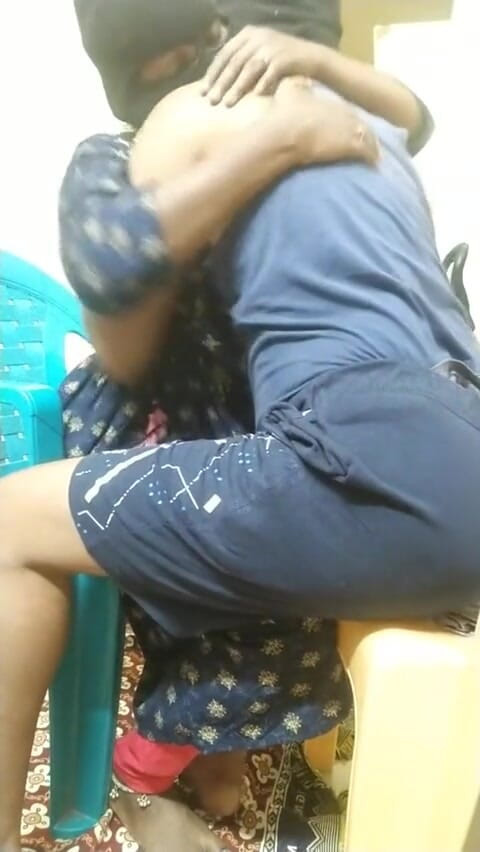 Saranya: bhaartiy patni parosi larke ko dhokha de rahi hai odiyo...