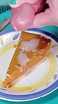 リッキー・オーシャンは、パンプキンパイを特別なハンドホイップクリームで覆い、一口一口を楽しんでいます