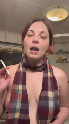 Elena917: 自我人类烟灰缸吐烟灰缸肮脏的脸