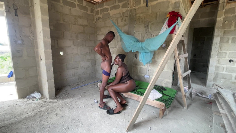 Sex naija 1: Een jonge 56-jarige vrouw die een intiem bezoek geeft aan een...