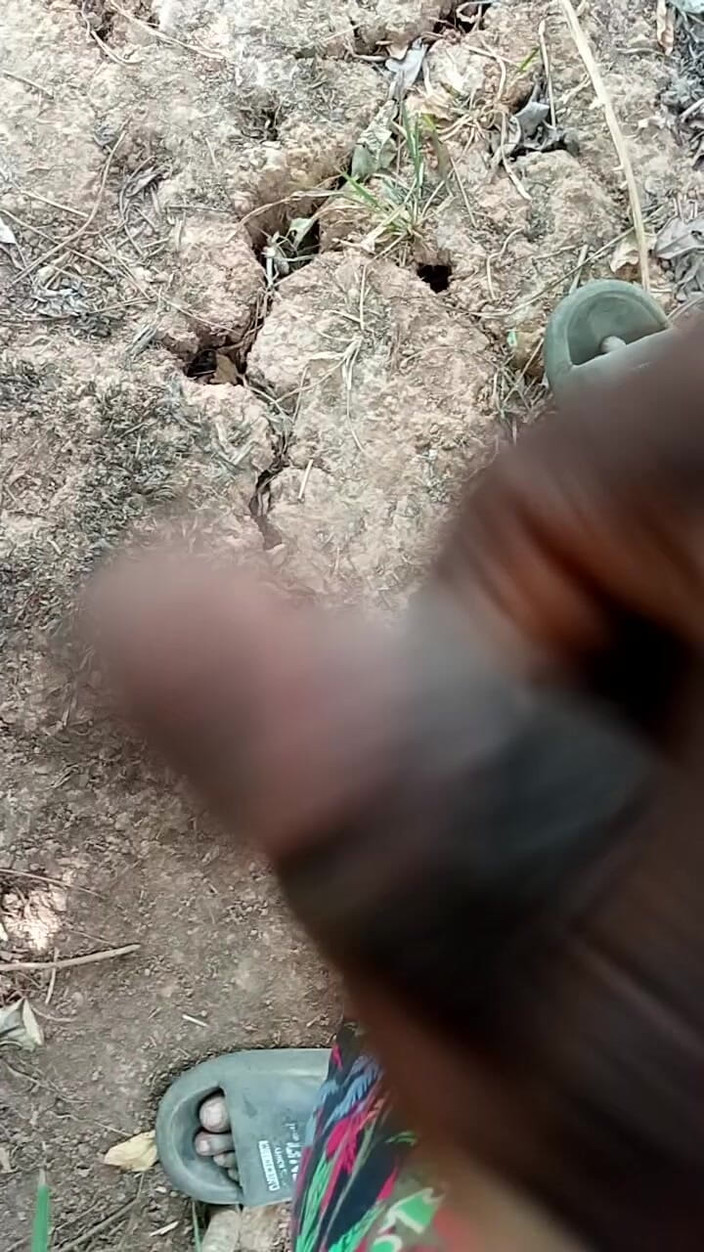 Kpekus arena: Afrikanischer Junge Masturbiert Im Busch