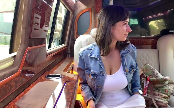 Kitty Kriss: Spontaneous Blowjob in a Taxi Ended with a Huge Mouth...