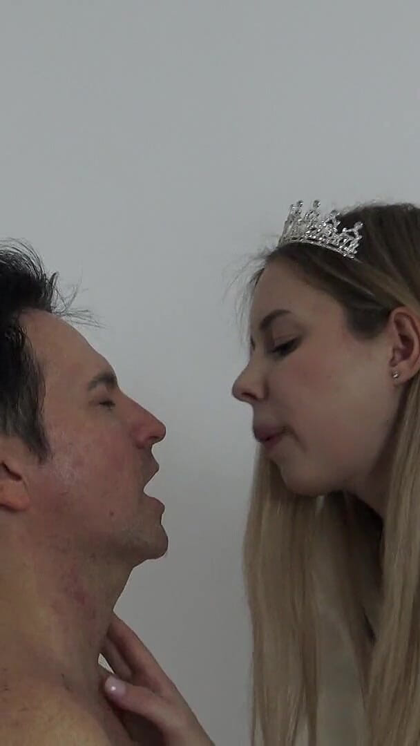 Femdom Austria: สาวสูงหญิงหื่นฝึกทาสชาย!