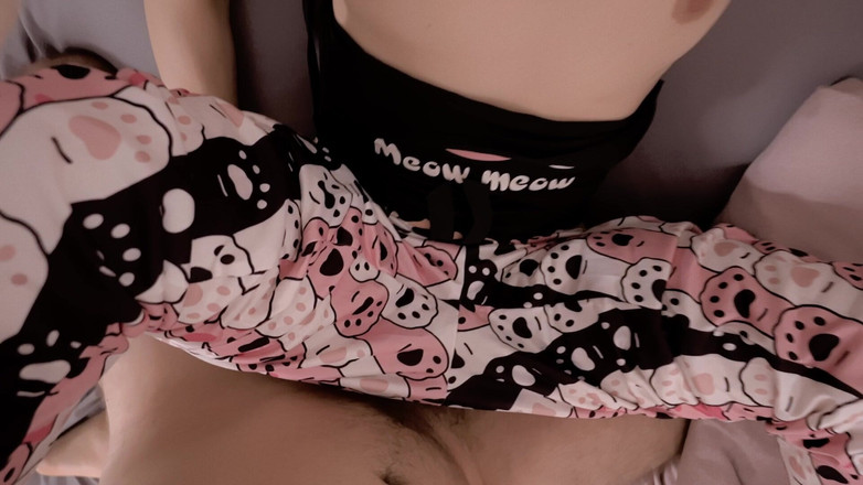 LittlePinky140: Una cosita diminuta y mona en pijama abrazable es follada...