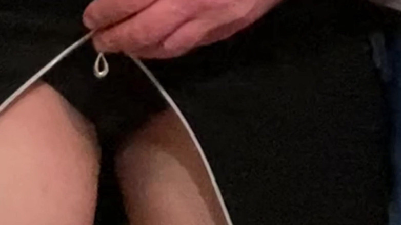 PriyaNaavya: Cewek sange ini di-fingering di balik gaunnya di depan umum