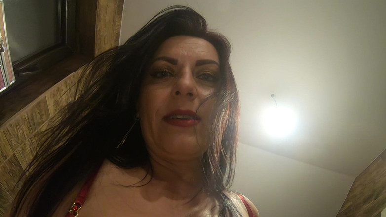 MilfyCalla: Fetiș cu pișat cu lenjerie roșie din dantelă - tachinare cu țâțe...