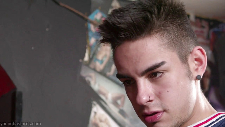 Young Bastards: Gorąca sesja klapsów ze świeżym, umięśnionym chav top Valentio Ribas