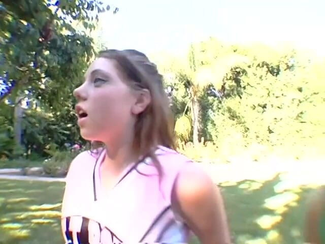 Tight little babes: परफेक्ट चूत वाली दो प्यारी चीयरलीडर्स अपने कोच के साथ तीन लोगों वाली चुदाई कर रही हैं