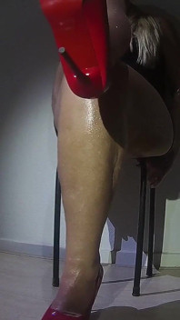 Lovire sexy de la picioare în tocuri roșii 2