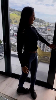 Cachonda de pelo negro Zuzu Love anhela tu polla en su coño mojado