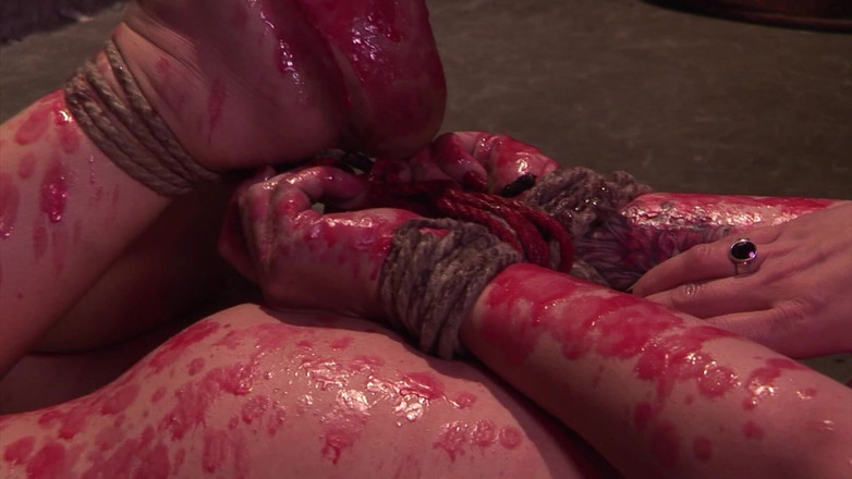 BDSM Deutschland: Fodendo morena com corpo perfeito na sala de interrogatório até...